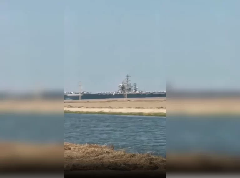 حاملة طائرات تعبر قناة السويس في طريقها إلى سواحل غزة