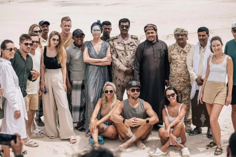 إسرائيليون يرتعون في سقطرى يرافقهم رأفت الثقلي ذراع الإمارات بالأرخبيل اليمني (شاهد) محافظ سقطرى رأفت الثقالي برفقة عدد من السواح الإسرائيليين