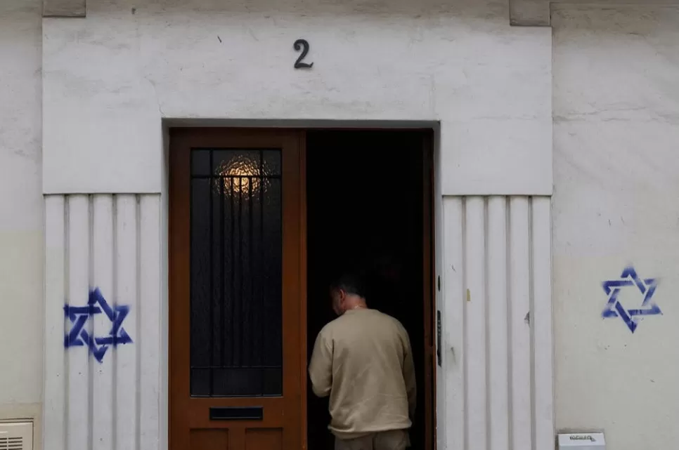 رسم نجمة داوود على المباني التي يقطن فيها اليهود بباريس