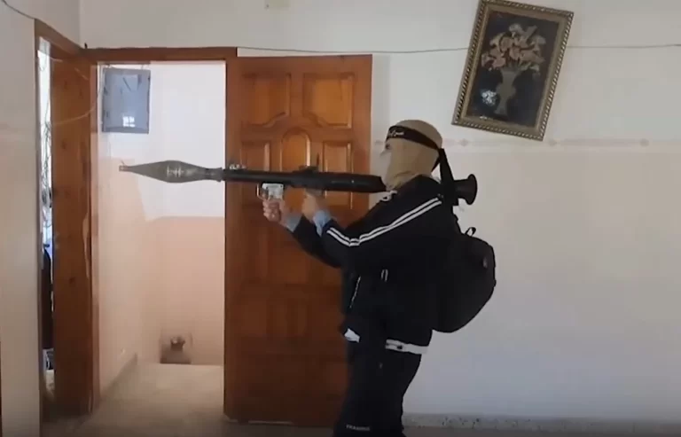 سرايا القدس تبث مشاهد حية لتفجير دبابات الاحتلال في شوارع غزة سرايا القدس تستهدف الآليات العسكرية الإسرائيلية في غزة