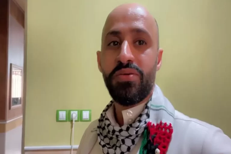 أطل الناشط السعودي علي هاشم بمقطع مصور هاجم فيه سعوديين وإماراتيين لم يسمهم لكنه قال إنهم منفصلون عن الواقع في فلسطين وأنهم بعكس العالم كله يلتفتون إلى قذارات في السوشيال ميديا.