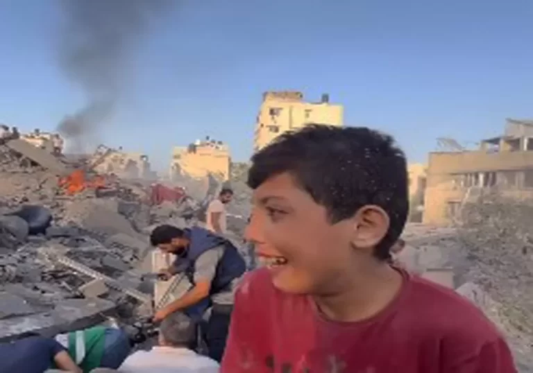 طفل فلسطيني مصدوم مما حدث بعد خروجه من تحت الركام بغزة