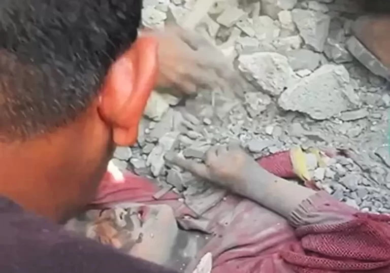 طفلة فلسطينية تنطق الشهادتين تحت ركام منزلها في غزة