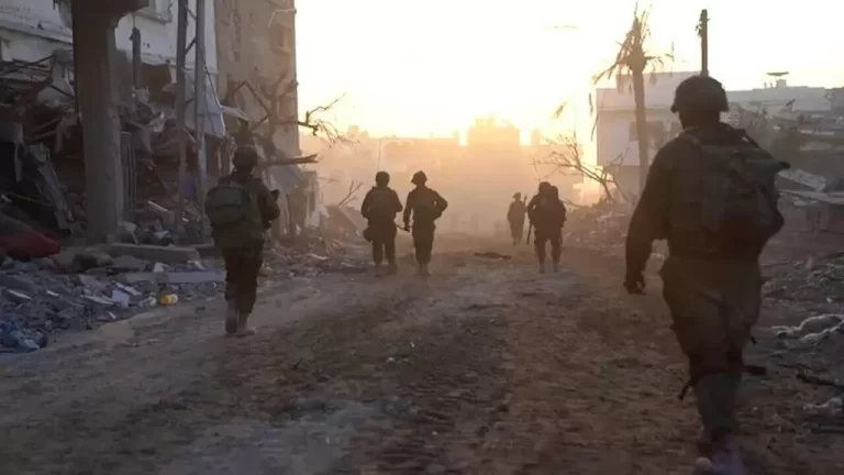 هآرتس تكسر حاجز الكتمان وتكشف عدد جرحى جيش الاحتلال في معارك غزة قوات الاحتلال في أحد شوارع غزة