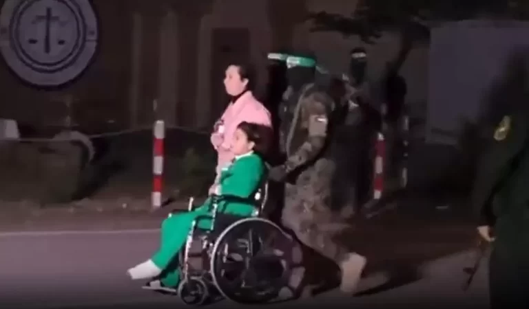 كتائب القسام تسلم عددا من الأسرى المحتجزين لديها