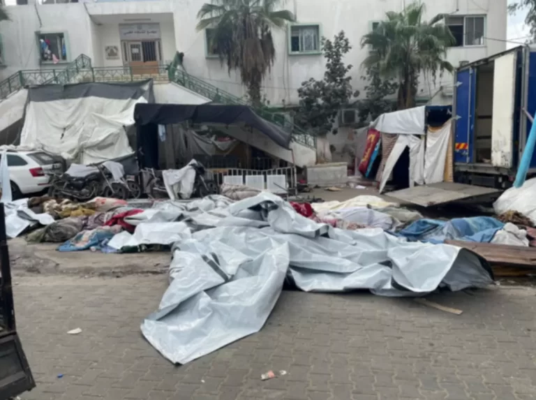 جثامين الشهداء في ساحة مجمع الشفاء