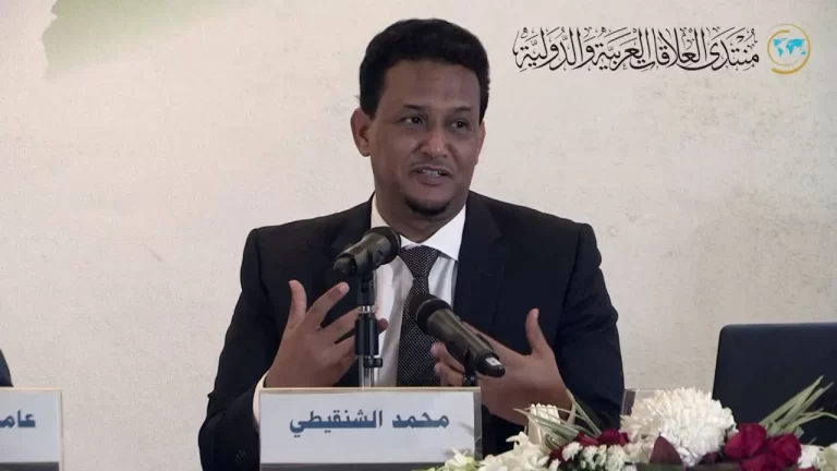 أستاذ بجامعة قطر يرد على مؤرخ صهيوني يهدد باستعمال النووي في غزة محمد المختار الشنقيطي يرد على المؤرخ الصهيوني يوفال هراري