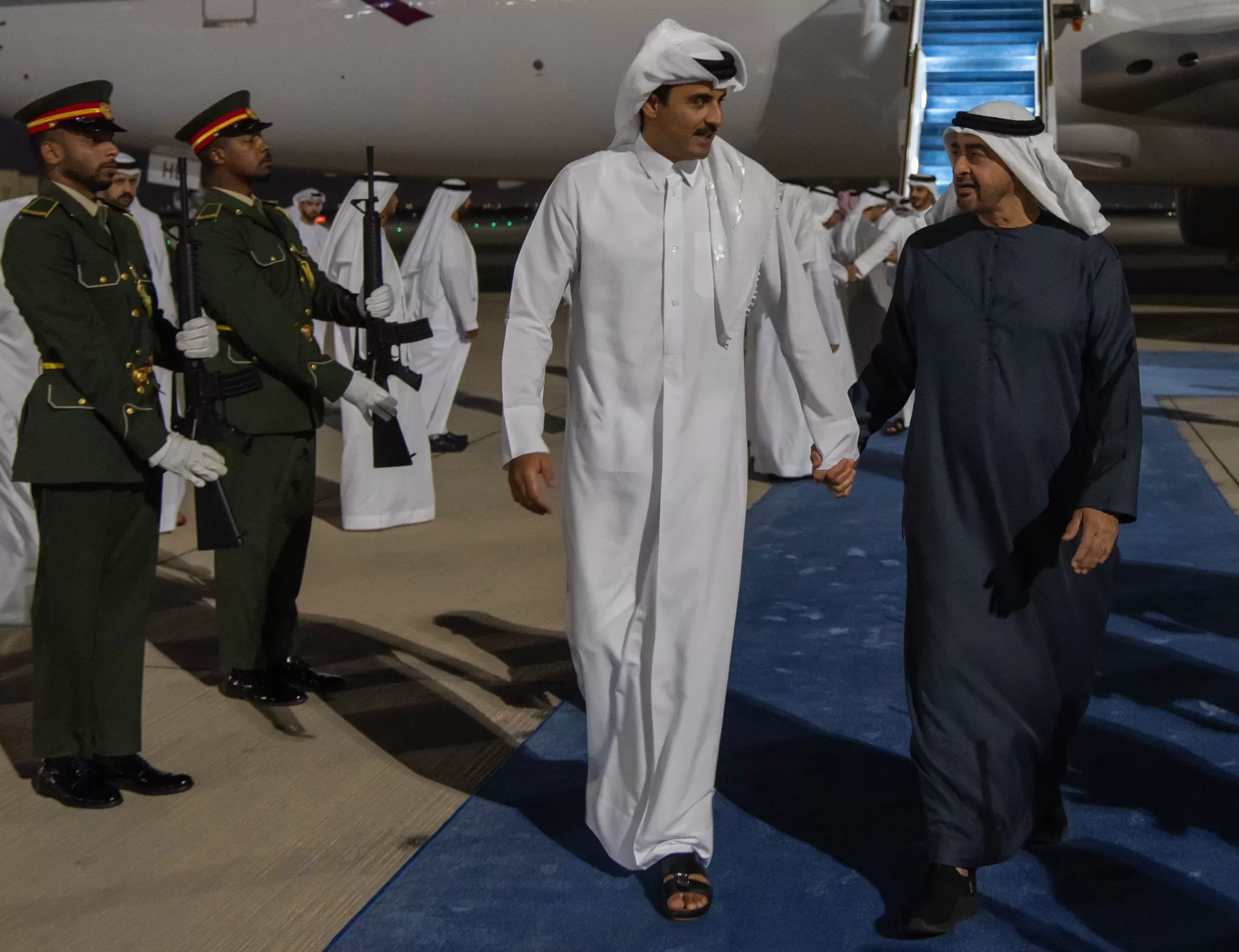 محمد بن زايد يستقبل تميم بن حمد في أبوظبي