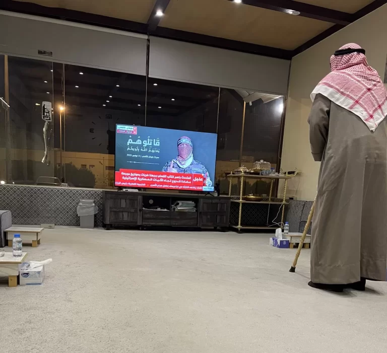 مسن كويتي يتابع أبو عبيدة