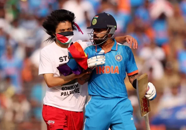 مشجع يتضامن مع فلسطين بعد اقتحامه مباراة نهائي كأس العالم للكريكيت