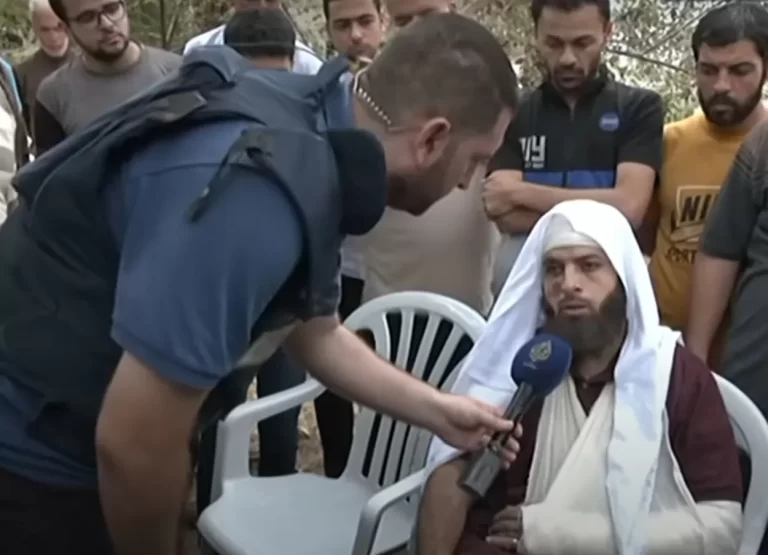 رسالة للمقاومة وأخرى للدول العربية.. كلمات مؤثرة لفلسطيني استشهد جميع أفراد عائلته فلسطيني يوجه رسالة للمقاومة