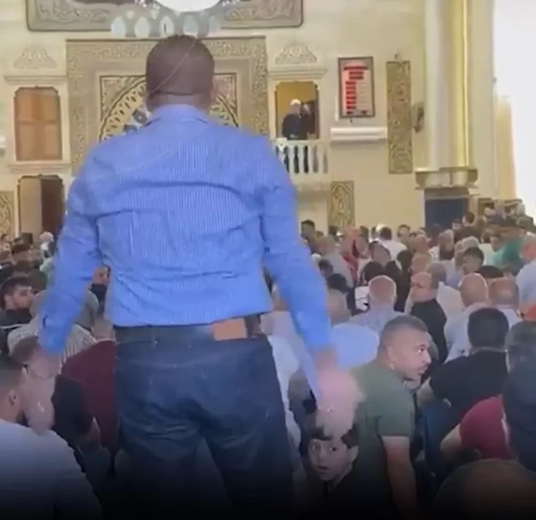 مصلون فلسطينيون يعترضون على خطيب صلاة الجمعة لعدم تطرقه لما يحدث في غزة