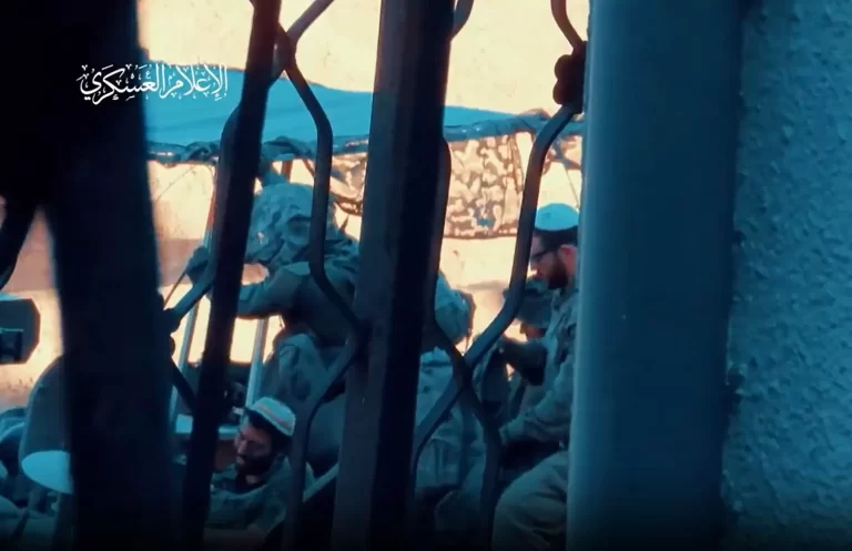 شاهد رعب الجنود الإسرائيليين من مقاتلي القسام لدرجة التجمد والاستسلام