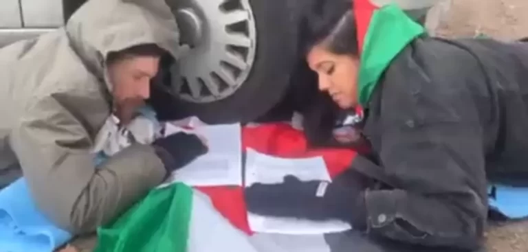 افترشوا الأرض نياما.. ناشطون وناشطات يقتحمون مصنع أسلحة في بريطانيا تضامنا مع غزة (شاهد) ناشطان من بالستاين آكشن من أمام مصنع أسلحة في بريطانيا يقرآن أسماء الأطفال الفلسطينيين الشهداء