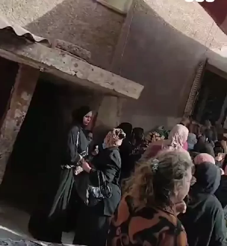 مصريون يتجمعون لتلقي رشاوى مقابل التصويت للسيسي