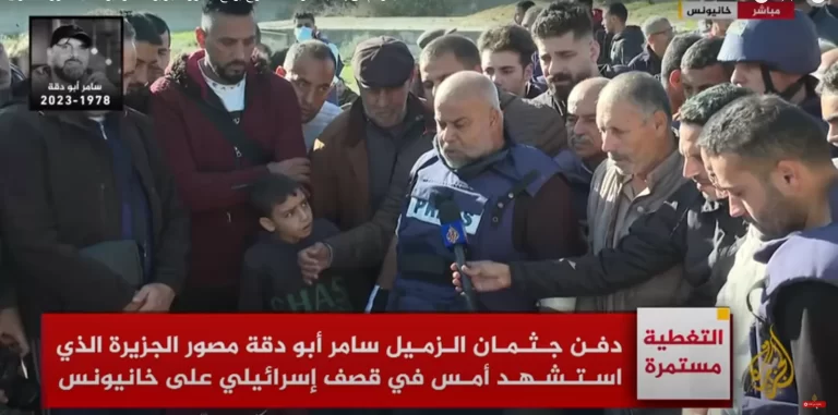 كلمات مبكية ودعاء مؤثر من وائل الدحدوح أمام قبر زميله الشهيد سامر أبو دقة (شاهد) وائل الدحدوح برفقة فلسطينيين أثناء مواراة الشهيد سامر أبو دقة الثرى