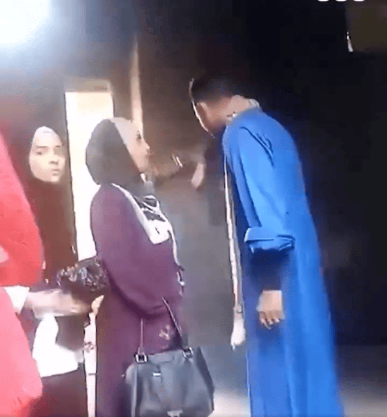 البلطجي وهو يهدد سيدة وبناتها بعد أن استولى على منزلهن