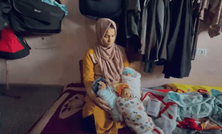 سيدة فلسطينية برفقة 4 توائم