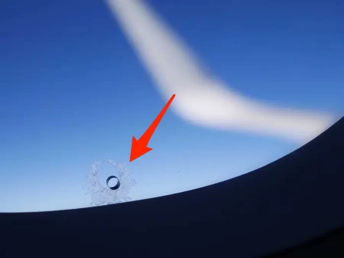 الثقوب الصغيرة في أسفل نوافذ الطائرة