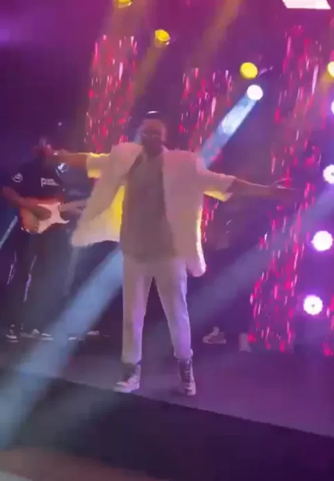 المغني البرازيلي بيدرو هنريكي قبل لحظات من وفاته