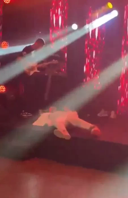 لحظة وفاة المغني البرازيلي بيدرو هنريكي على المسرح