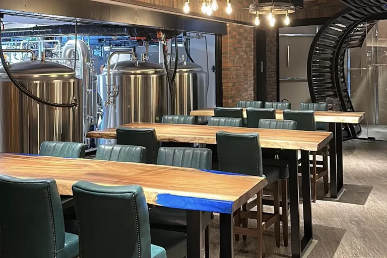 أحواض لتخمير البيرة في مطعم Craft by Side Hustle