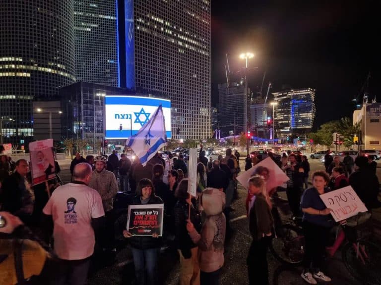 أهالي الأسرى الإسرائيليين لدى حماس يطالبون نتنياهو بعودة أبنائهم