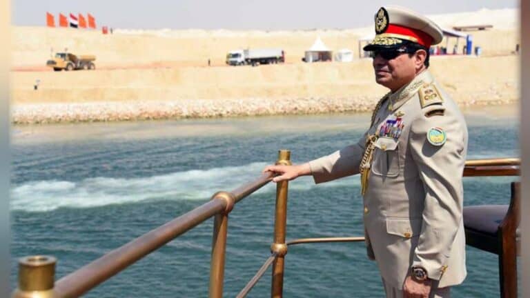 التهديدات الحوثية لباب المندب تفاقم أزمة السيسي الإقتصادية