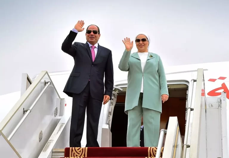 السيسي وزوجته انتصار