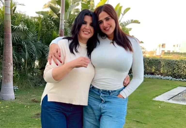 صورة ياسمين عبدالعزيز مع منى الشاذلي