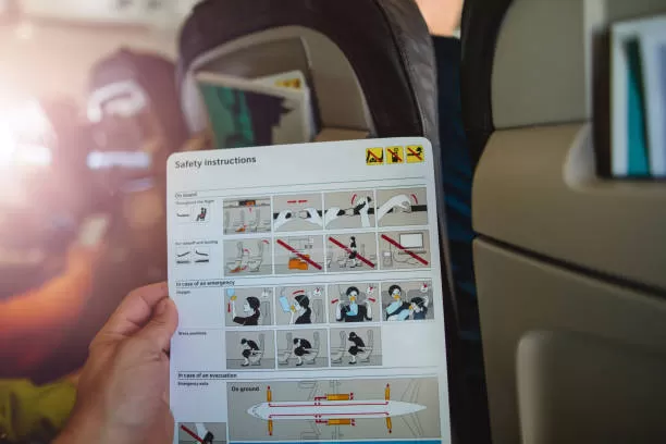 بطاقات التعليمات في الطائرة