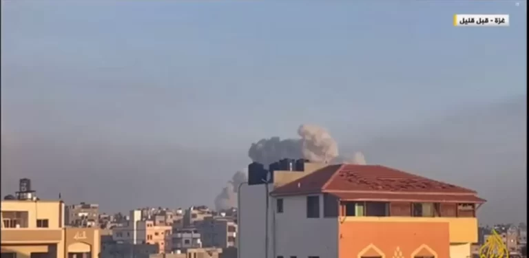 تصاعد أعمدة الدخان من بين المباني بعد اشتباكات بين المقاومة والاحتلال