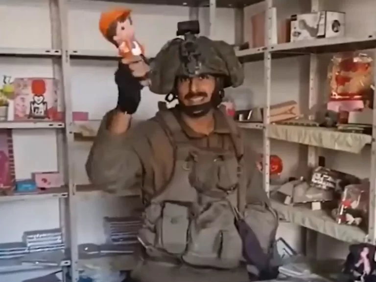 جندي إسرائيلي يتباهى بتحطيم محل ألعاب في غزة