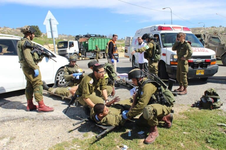 تعرض جنود الاحتلال لإصابات خطيرة في الساق والجهاز البولي