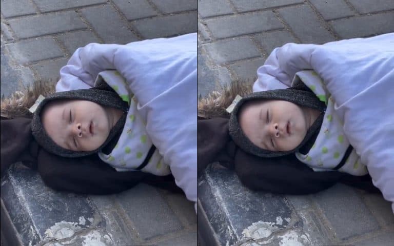 رضيع نائم على الرصيف