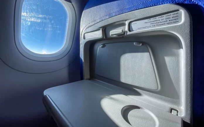 طاولات الأكل في الطائرة