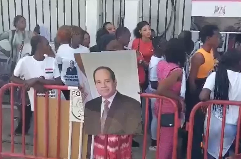 عدد من الأفارقة يهتفون للسيسي في السنغال