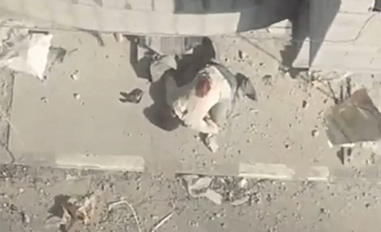فيديو يهزّ مواقع التواصل .. مقاوم استشهد ساجداً بعد قصفه من الجو لحظة استشهاد مقاوم ساجداً في خانيونس