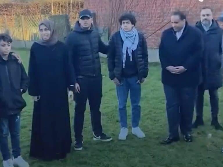 لولوة الخاطر تعزي أبناء سامر أبو دقة مصور الجزيرة