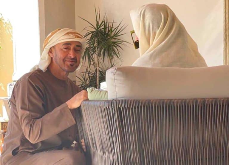 محمد بن زايد مع والدته