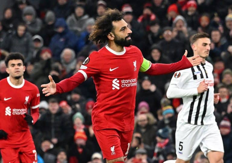 ملاكم بريطاني يعرض قميص محمد صلاح للبيع في المزاد من أجل فلسطين (صور) بيع قميص محمد صلاح