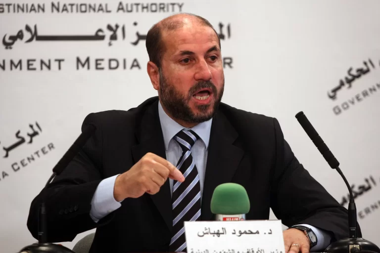 تصريحات مستشار عباس محمود الهباش لصحيفة عبرية تفجر جدلا واسعا محمود الهباش