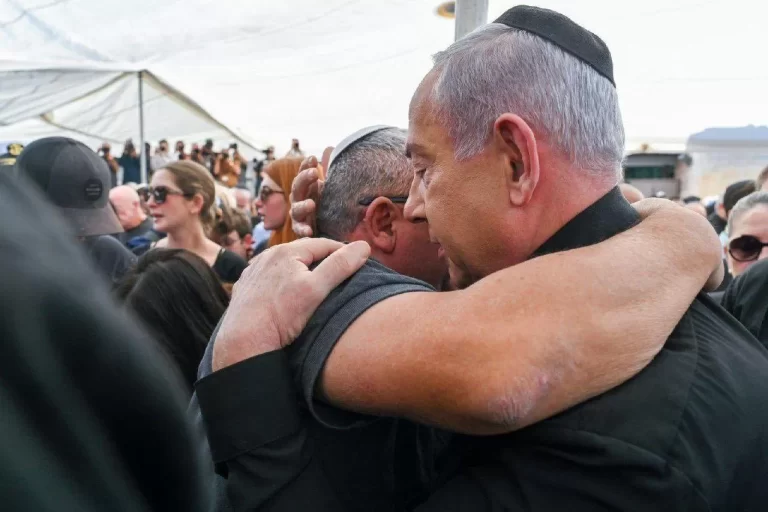 نتنياهو يواسي آيزنكوت في جنازة ابنه