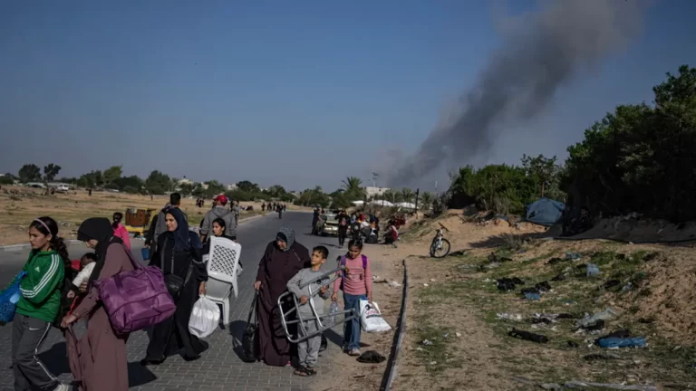 مشاهد تنذر بتمرير خطة التهجير.. وإعلامي فلسطيني ينبه المصريين لـ”الحل الوحيد” قبل إتمام الصفقة تمرير خطة التهجير