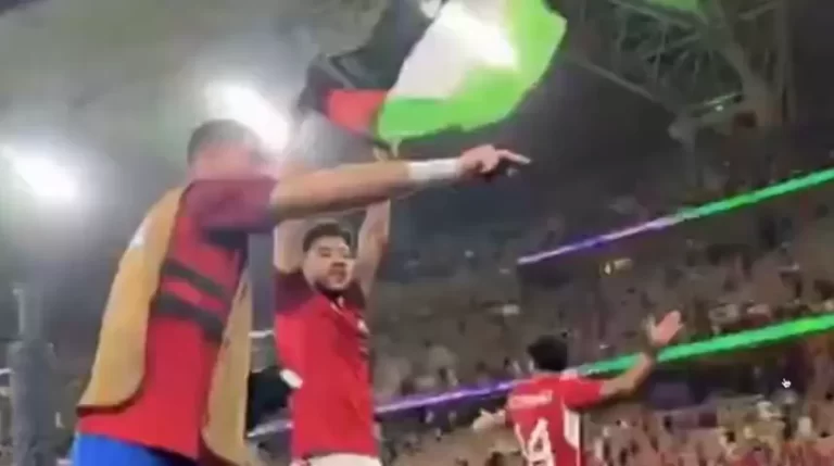 الأهلي المصري يتجاوز محمد بن سلمان وأوامره دعما لفلسطين.. ما حدث استفز ولي العهد (فيديو) لاعبو وجماهير الأهلي المصري يهتفون تضامنا مع غزة