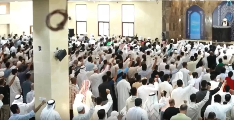 هتافات ضد إسرائيل وأمريكا تهز مسجد بحريني قبيل خطبة الجمعة هتافات ضد أمريكا وإسرائيل خلال خطبة الجمعة في مسجد الإمام الصادق بالبحرين