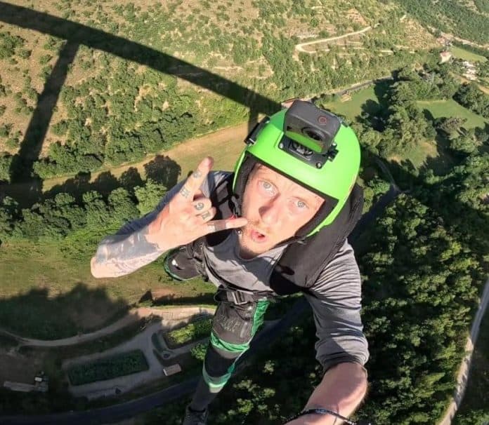 المغامر ناثي أودينسون نفذ عديد القفزات من الجو 