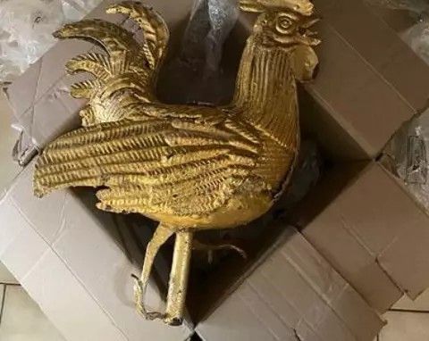 مجسم ديك ذهبي سرق من قرية فرنسية قبل ربع قرن