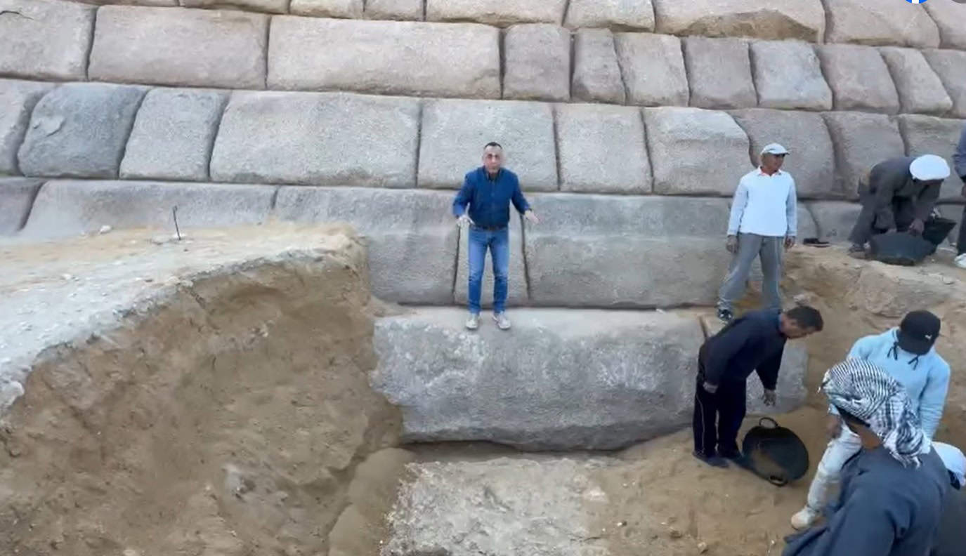 أعمال التجديد في الهرم الثالث في الجيزة