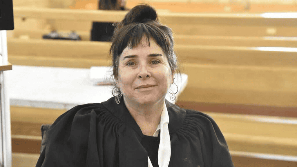 المحامية "عينات غوتسمان" كتبت أن المتهم استغل اعتماد المشتكية عليه وحبها له لإشباع رغباته وشهوته وغرائزه الجنسية بينما كان يؤذيها في منزلها ويسبب لها الألم